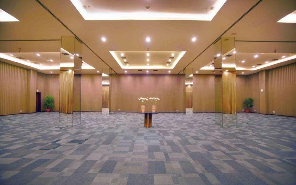 Aston Jember Hotel & Conference Center Екстериор снимка